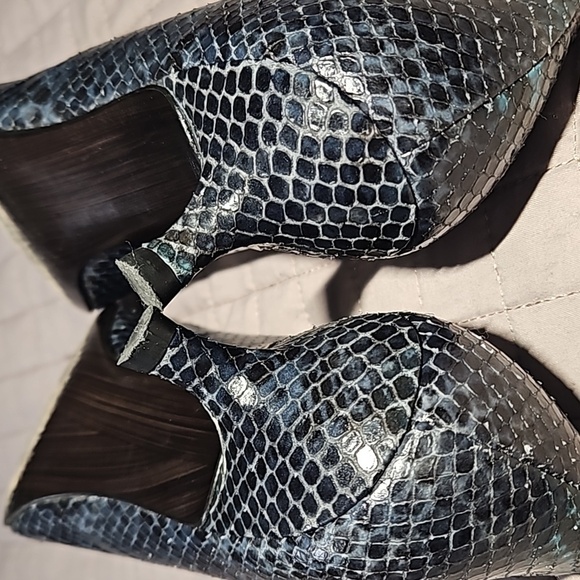 Stuart Weitzman Navy Blue Snakeskin Print Pointed Toe Kitten Heel Size 7.5 - Picture 8 of 16